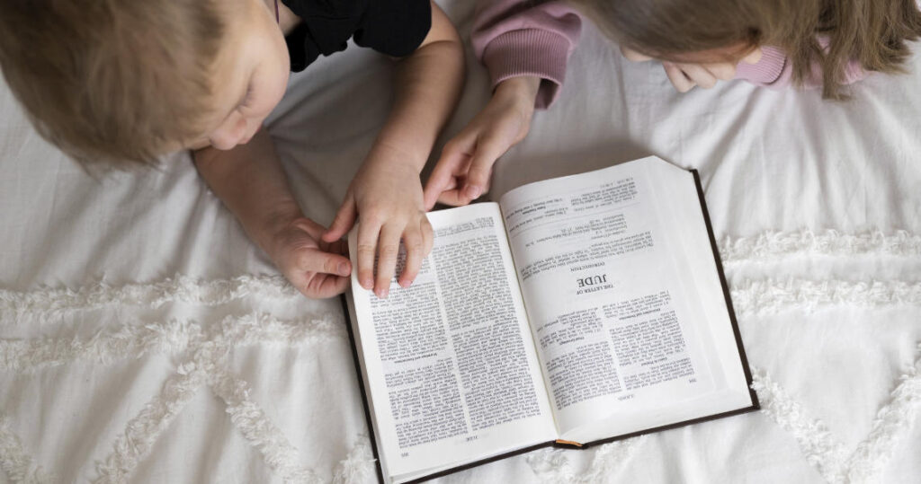 Banner Crianças Lendo a Bíblia